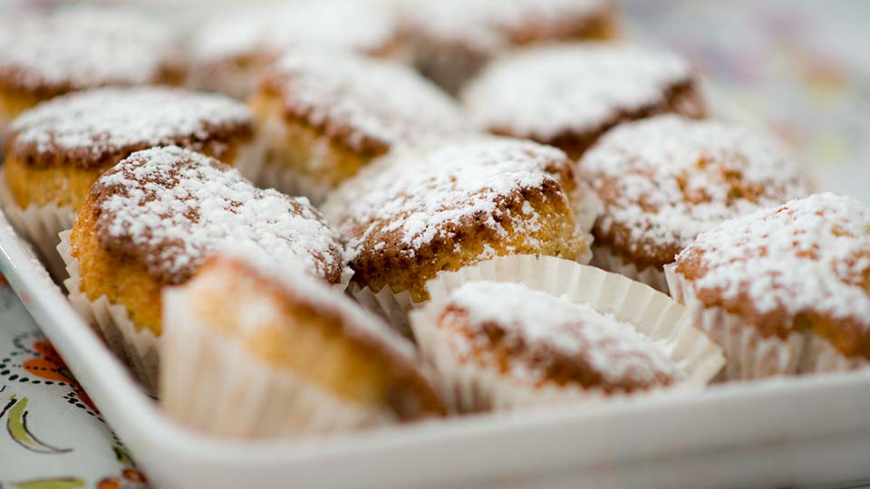 Magdalenas esponjosas con azúcar glass