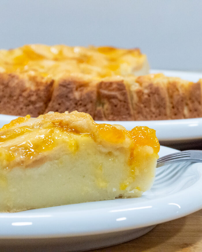 Hoy vamos a hacer una Tarta de manzana. En esta elaboración no usamos hojaldre, así que si la quieres hacer con hojaldre y crema pastelera tendrás que ver esta otra receta.