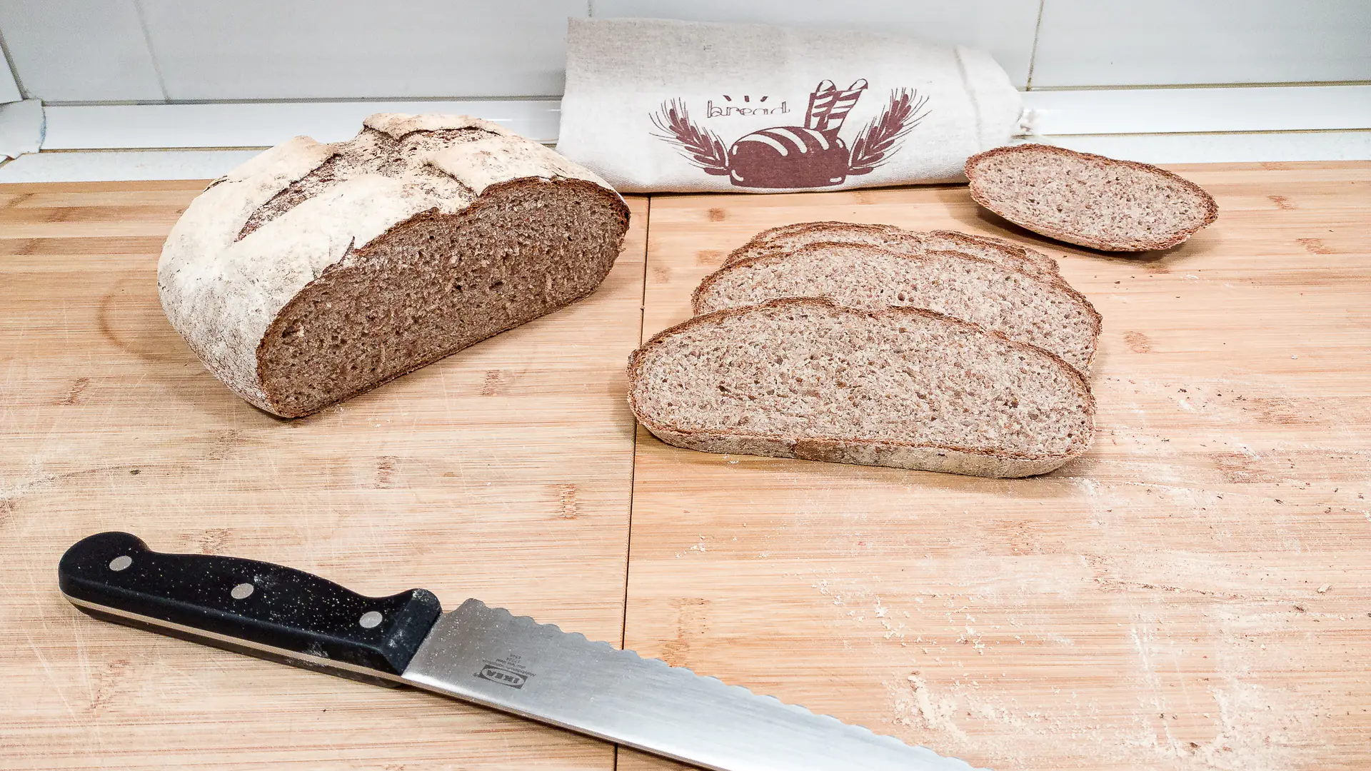 Hoy vamos a preparar un Pan integral 100%. Vamos que es todo harina integral menos una pequeña porción de harina blanca de trigo. La receta es bastante sencilla y queda un pan muy gustoso