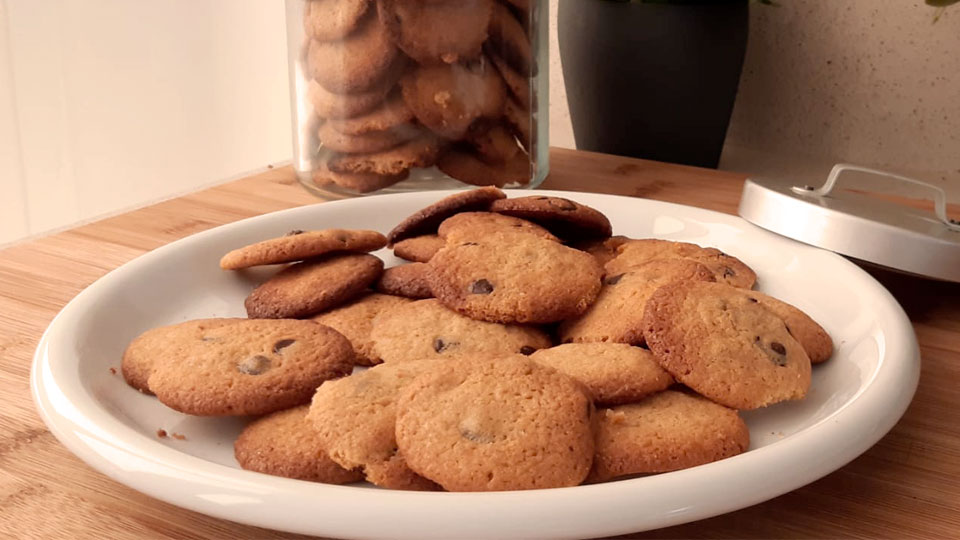 Receta de Cookies con tahine, pepitas de chocolate y sal maldon. Fáciles de elaborar y mucho más fáciles de degustar. Receta muy fácil y muy rica.