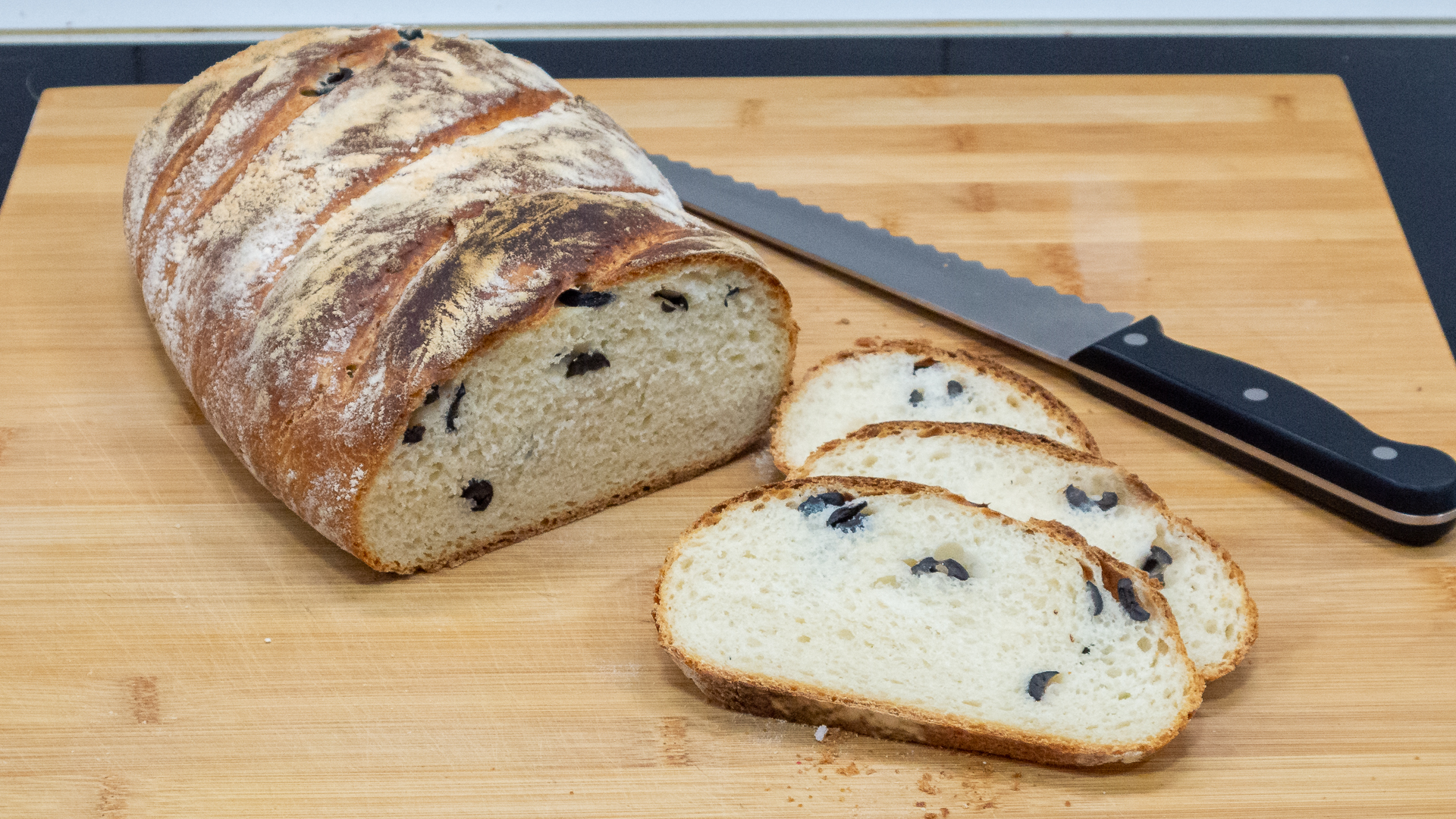 Hoy vamos a preparar Pan de olivas negras. Un delicioso pan que tiene un gusto muy particular al añadirle las olivas negras.